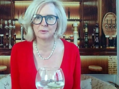 Mature blonde granny loves to masturbate her puss