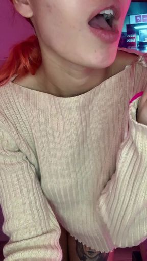 I masturbate with a vibrator the pussy and make a hot video.