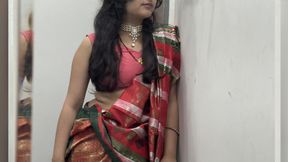 Desi bhabhi ke room mein aate hi unki chut mein land daal diya Desi bhabhi sex video
