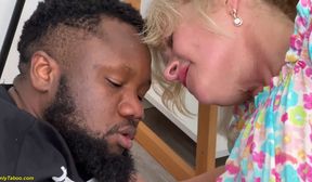 une mature excitee en bas resille sexy se fait fister la chatte de maniere extremement et baiser le 4k