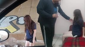 Viejo y jovencita putipobre! La ve en la calle recolectando basura y le ofrece dinero para llenarla de semen #1