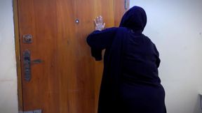 Moroccan Hot Stepmom Wear a Bra Hijab Abaya & a Panty Then She Sweep My Room & Try to Seduced Me