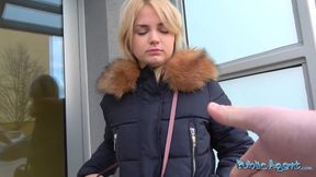 Public Sex - Sehr süße 19-jährige blonde Teen probiert ihren ersten großen Schwanz