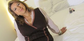 Sexy latina MILF with hot body loves to play with her pink pussy