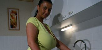 Gorgeous Milf with big natural boobs knows how to enjoy her pussie