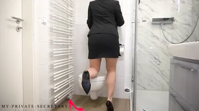 mine private secretary riding a vibrator atop the office toilet secretly in lunch fracture
