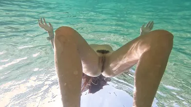 4K Underwater TOTALLY NAKED # Seal Upward PEE over camera