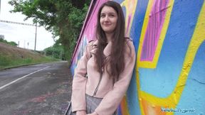 Public Sex - sehr süßes College Teenager-Kunststudent mit natürlichen Titten studiert einen großen Schwanz im Freien