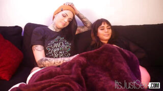 Leigh Raven y la tetona Janice Griffith disfrutan de la acción anal profunda de Raven