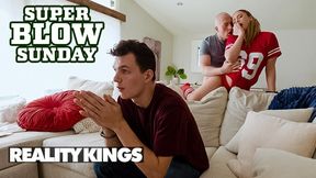 Hot Porn - Es ist so schwer für Lucy Doll, ihrem Freund treu zu bleiben, wenn er den Super Bowl schaut