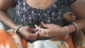 Desi bhabhi's saree was taken off and full body massage oil was massaged with oil on the entire body of the beautiful sister-in-law