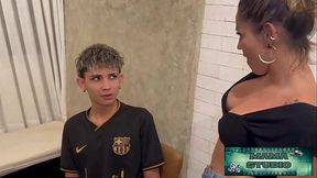 Mama Studio em:Trepei com minha madrasta safada para que ela n&atilde_o conte ao meu padastro que me pegou assistindo porn&ocirc_ na hora do jantar #