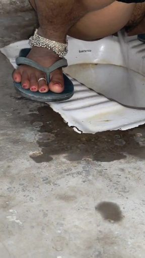Desi beautiful Bhabhi pissing full close up video with hairy pussy   Clip 1