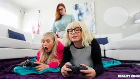 Haley Spades, Abigaiil Morris and Cara May are enjoying dildos