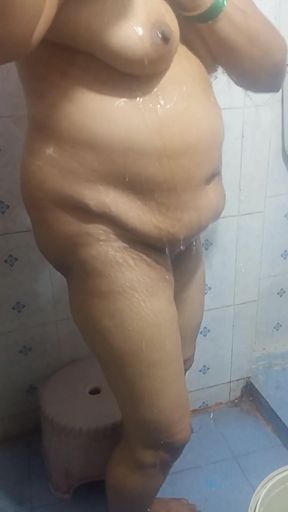 Nichbour aunty bathing&amp; pissing in saree   Clip 1