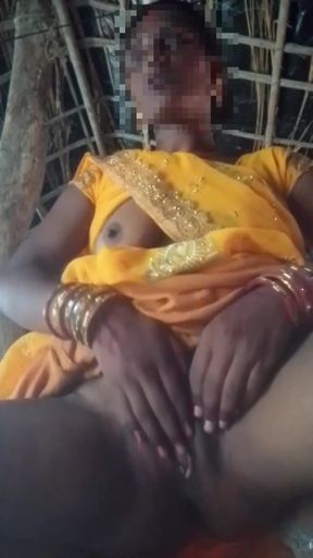 Desi hot bhabhi saree lifted and fingered in chut and removed the water of chut   Clip 1