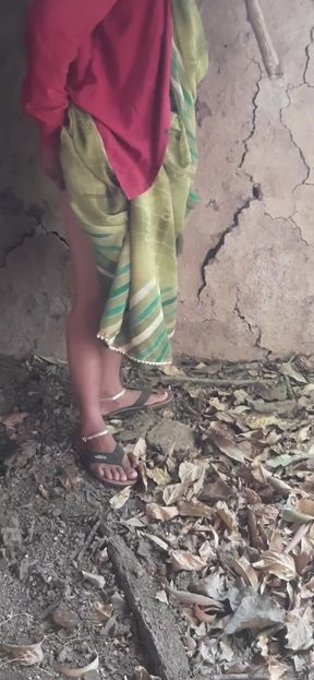 In the field, the desi sister-in-law opened her saree and showed the fat ass by showing the grain of the forest big&hellip;   Clip 1