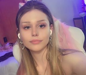 Mabels First VR Threesome