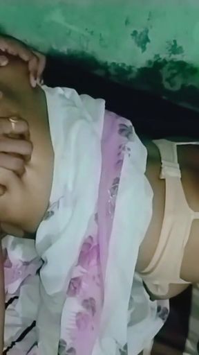 Desi friend ko saree pehna kar chudai Kiya jamke   Clip 1