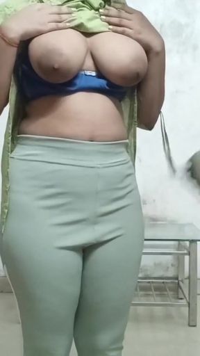 Salu apne tailer ke pass apne saree silvane aur map dene gayi thi aur vahi chud gayi   Clip 1