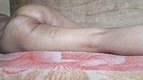 Bhabhi ne apne gand me tel se massage karwaya or dewar ne bhabhi ka gand ka chhed dekha bhabhi ki gand ka oil se hua massage desi bhabhi ki gaand