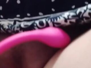 Orgasmo in pubblico al ristorante nel centro commerciale indossando un vibratore per la rossa Arty