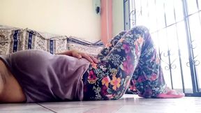 busty woman starts making homemade porn from the floor, the slut gets horny when her buttocks feel the heat of the floor