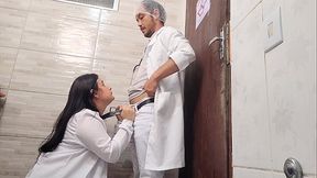Enfermeira gostosa vai ao banheiro do hospital com m&eacute_dico