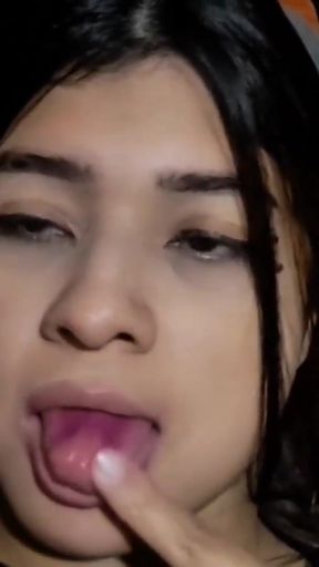 UNIVERSITARIA MAKES VIDEO CALL WITH A FAN FROM COLOMBIA   Clip 1