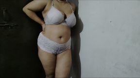 Bhabe love to suck her pussy with honey xxx