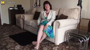 Chubby amateur mother toying her old vagina