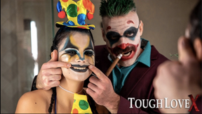 Sexig clown-cosplayer låter Jokern knulla hennes trånga fitta